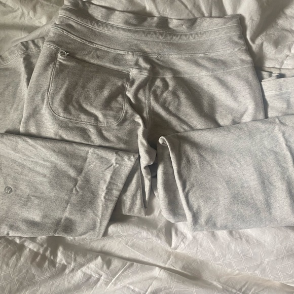 Lulu lemon flare pants size 4! Great condition - Picture 3 of 3
